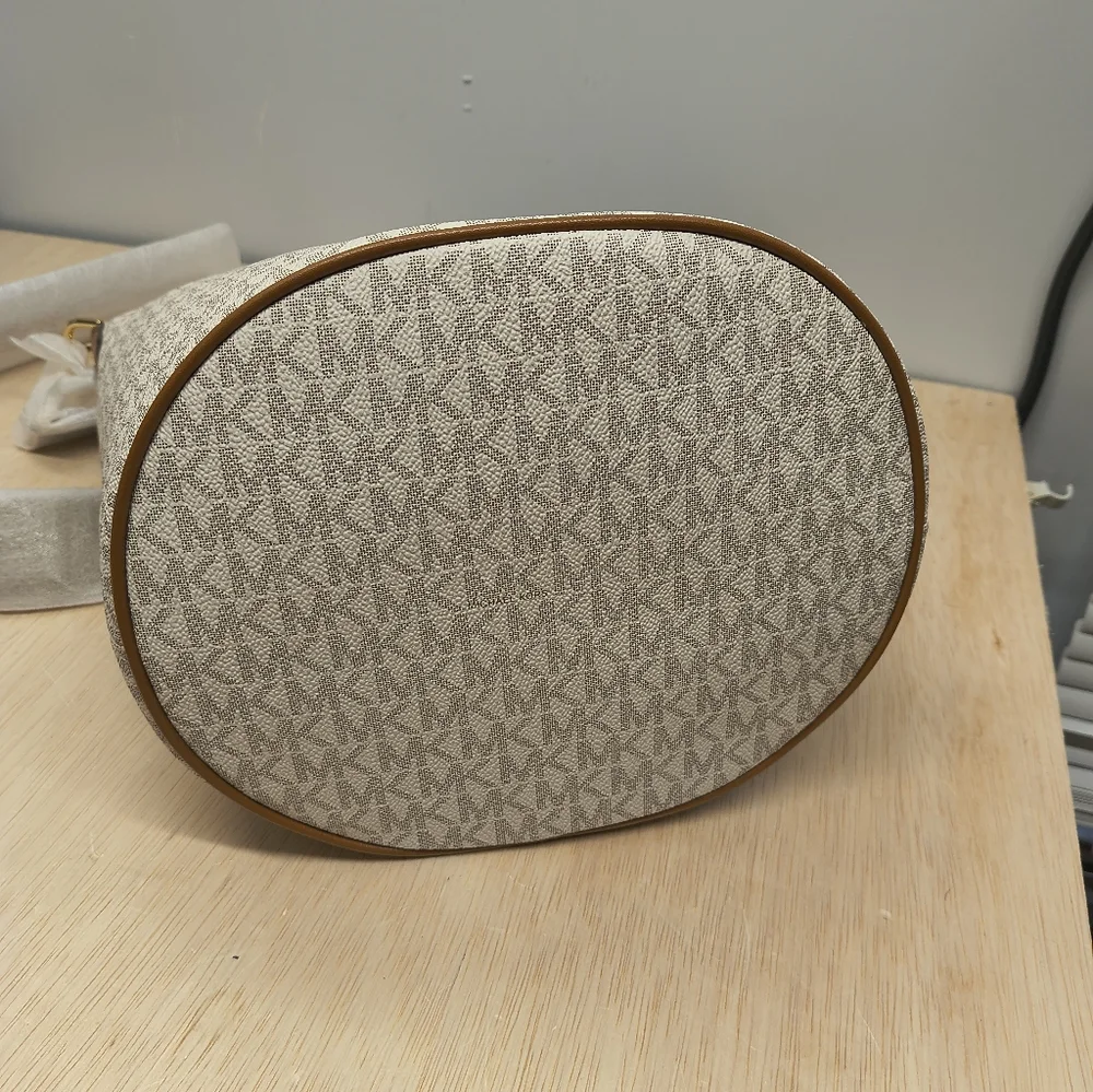 Michael Kors Brooke Bucket Handbag - Picture 10 of 14